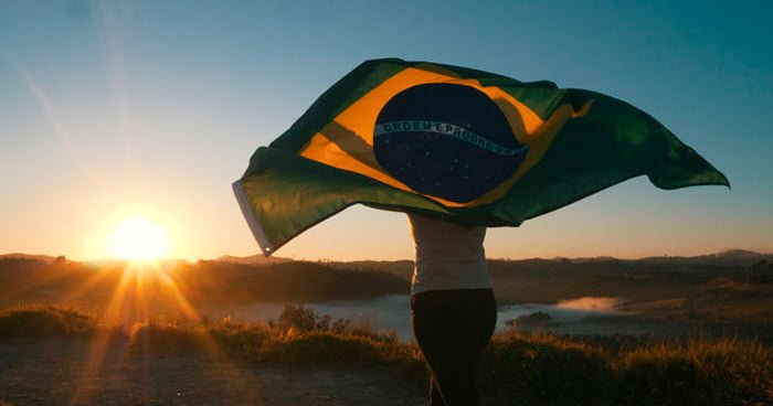 mulher segurando bandeira do Brasil