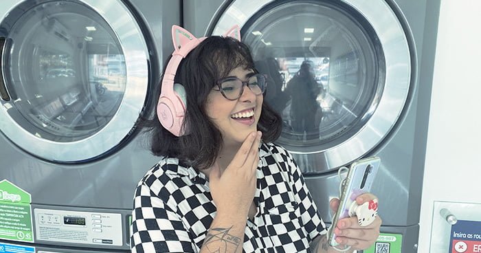 Menina ouvindo podcast