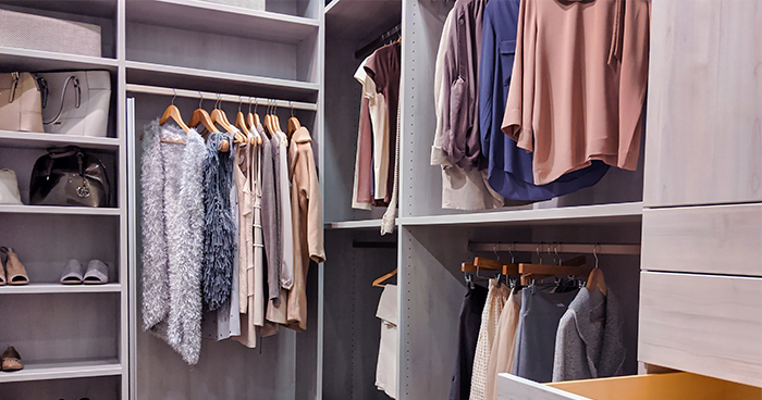 guarda-roupa organizado
